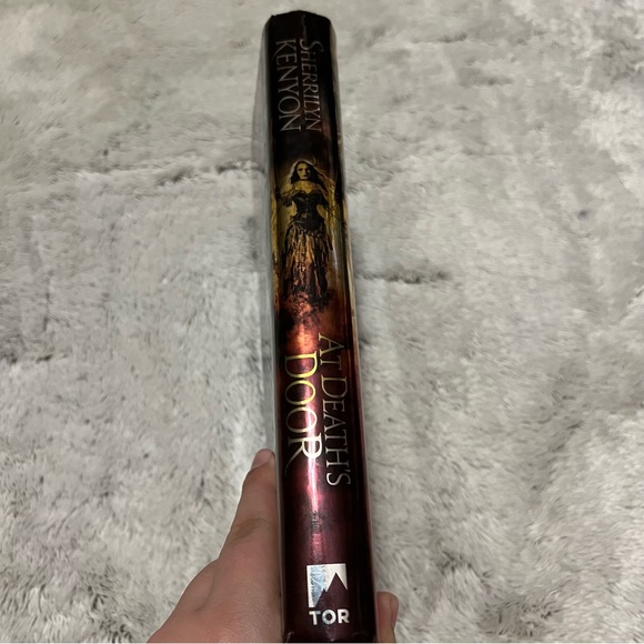 🌴At Death’s Door by Sherrilyn Kenyon Hardcover Book - Picture 2 of 4